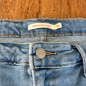 Levi’s 711 high rise skinny distressed jeans size 32.